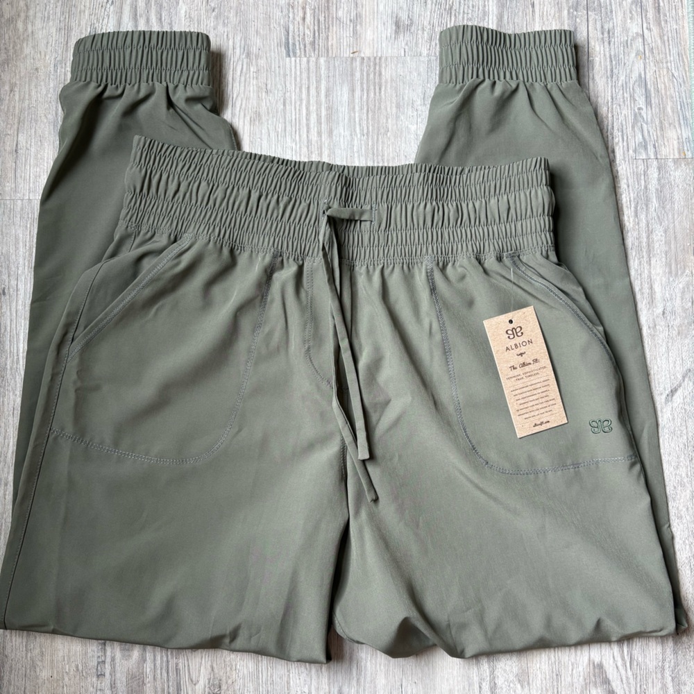 Albion Destination Joggers In Heather Green Size S